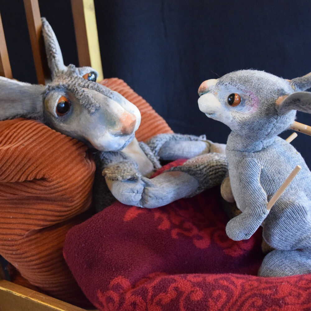 Der kleine Hase macht Krankenbesuch beim großen Hasen